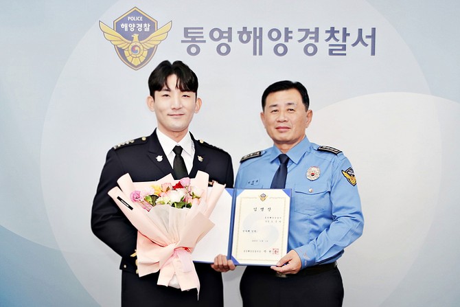 통영해양경찰서장(우측)이 31일 오전 승진임용식을 가지고 기념촬영을 하고 있다. ⓒ 통영해경