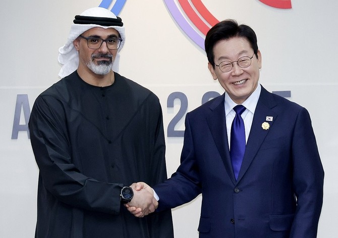 이재명 대통령이 31일 APEC 정상회의 장소인 HICO에서 UAE 칼리드 왕세자와 면담 전 악수하고 있다. ⓒ 연합뉴스