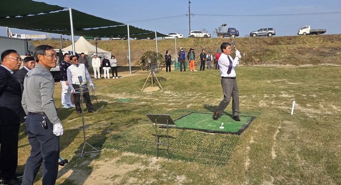 31일 청양군 금강변 파크골프장 확장 개장식에서 김돈곤 청양군수가 시타를 하고 있다. ⓒ 청양군