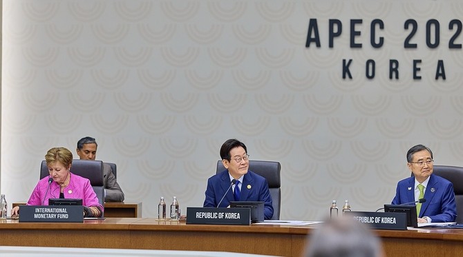 이재명 대통령이 31일 HICO에서 열린 APEC 정상회의 세션1에서 참석자의 발언을 듣고 있다. ⓒ 대통령실