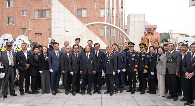 지난 30일 자유수호 희생자 위령탑 광장에서 '제45회 자유수호 희생자 합동 위령제'를 거행 후 기념촬영을 하고 있다. ⓒ 서천군