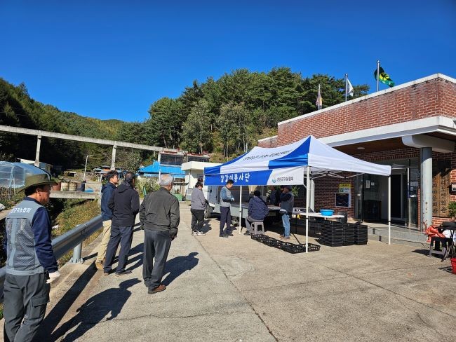 영양군 귀농협회 주관으로 지역사회와 함께하는 재능기부활동을 지역주민 대상으로 마을별로 순회하며 실시한다. ⓒ 영양군