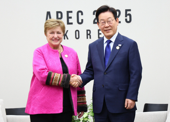 이재명 대통령과 크리스탈리나 게오르기에바 국제통화기금(IMF) 총재가 31일 APEC 정상회의장인 경북 경주화백컨벤션센터에서 면담 전 악수하고 있다. ⓒ 연합뉴스