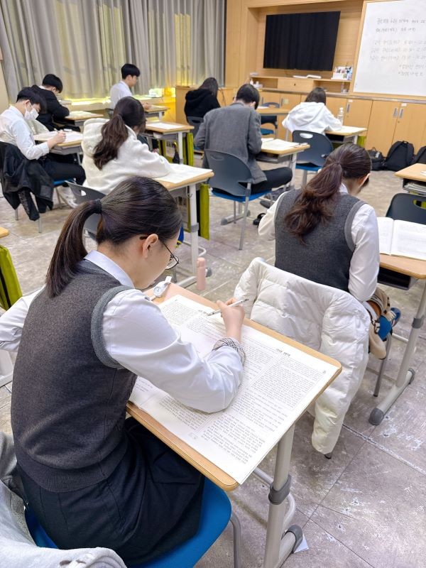 지난 29일 경북교육청이 자체 제작한 수능 모의평가 '대박 예감 수능 마중물' 제2회 시험을 지난 29일 도내 일반계고등학교와 자율고 등 126교를 대상으로 실시했다. ⓒ 경북교육청
