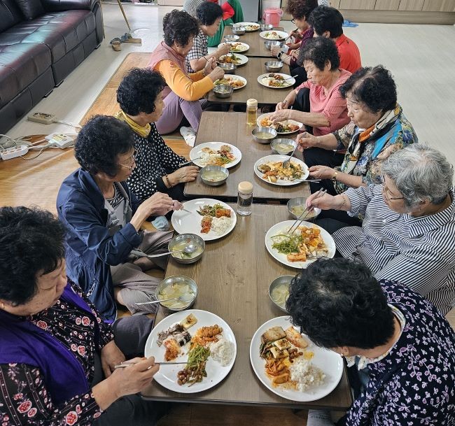 송현동 합전경로당에서 2025년 경로당 어르신 행복밥상 지원사업을 시범운영 하고 있다. ⓒ 안동시