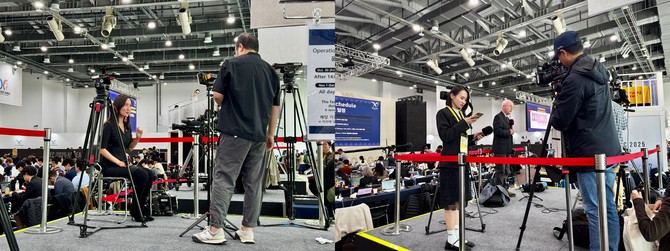 각국 취재진들이 쉬지 않고 보도를 이어가며 분주한 현장 분위기를 전하고 있다. = 김주환 기자