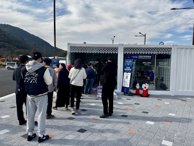 서편 환승주차장에 설치된 임시 비표 발급소 앞. 취재진들이 긴 줄을 이루며 신원 확인 절차를 밟고 있다. = 김주환 기자