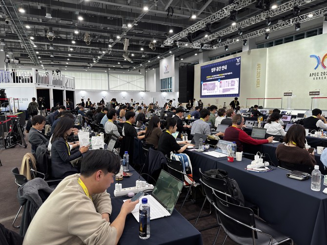 이른 아침, APEC 정상회의를 취재하기 위한 기자들의 분주한 움직임이 이어지고 있다. = 김주환 기자