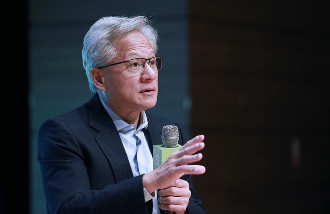 젠슨 황 엔비디아 최고경영자가 31일 경주 예술의전당에서 열린 APEC경주 에서 취재진 질문에 답하고 있다. ⓒ 연합뉴스