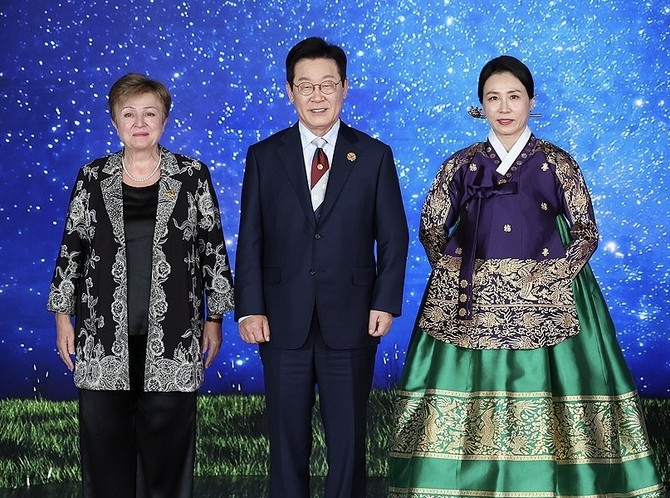 이재명 대통령과 김혜경 여사가 31일 APEC 정상회의 갈라만찬 영접장에서 게오르기에바 IMF 총재를 맞이하고 있다. ⓒ 연합뉴스