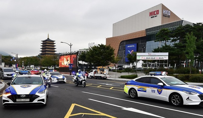 1일 경주엑스포공원 앞 도로. 여전히 삼엄한 분위기 속 경계 태세가 이어지고 있다. ⓒ 연합뉴스