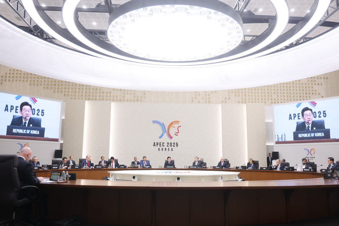 이재명 대통령이 1일 HICO에서 열린 APEC 2025 정상회의 제2세션을 주재하고 있다. ⓒ 연합뉴스