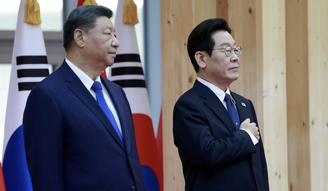 이재명 대통령이 1일 경북 국립경주박물관에서 열린 시진핑 중국 국가주석 공식 환영식에서 국기에 경례하고 있다. ⓒ 연합뉴스