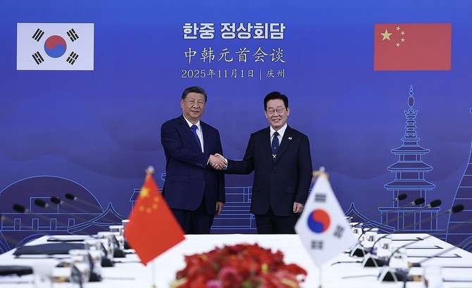 이재명 대통령과 시진핑 중국 국가주석이 1일 국립경주박물관에서 한중 정상회담에 앞서 기념 촬영을 하고 있다. ⓒ 연합뉴스