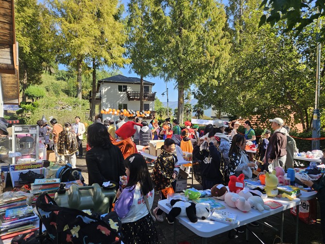 이동면 주민자치회가 이동초등학교 및 이동 미국마을과 함께 동심한마당 행사를 즐겁게 개최하고 있는 모습. ⓒ 남해군