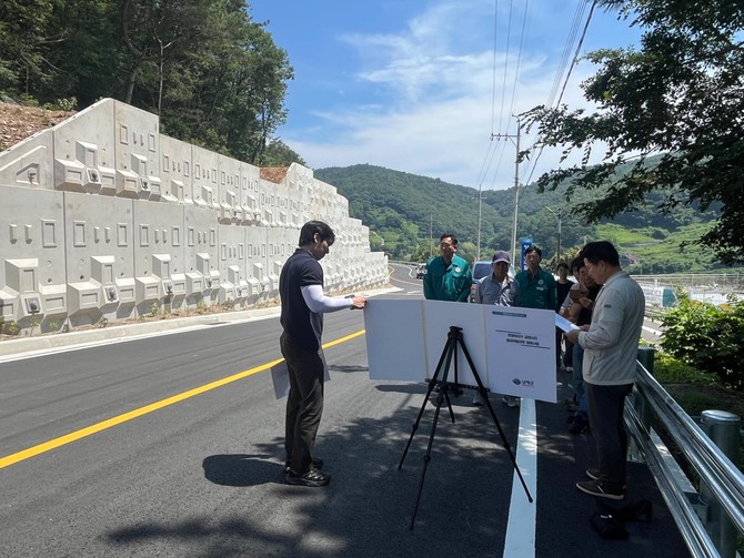 '2025년 재해위험지역 정비사업 우수사례' 공모에서 우수사례로 선정된 큰양아지구 급경사지 붕괴위험지역 준공검사 장면. ⓒ 남해군