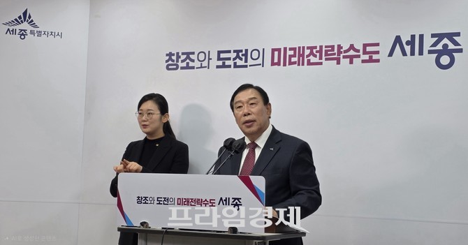 최민호 세종시장이 3일 시청 브리핑룸에서 기자회견을 열고 2026년도 예산안을 밝히고 있다. ⓒ 프라임경제