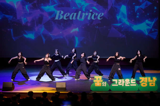 박완수 경남도지사와 천영기 통영시장과 학생 등 약 460여 명이 참석한 가운데 통영시 시민문화회관 대극장에서 '찾아가는 청소년 토크 콘서트' 통영편의 공연이 개최되고 있는 모습. ⓒ 통영시