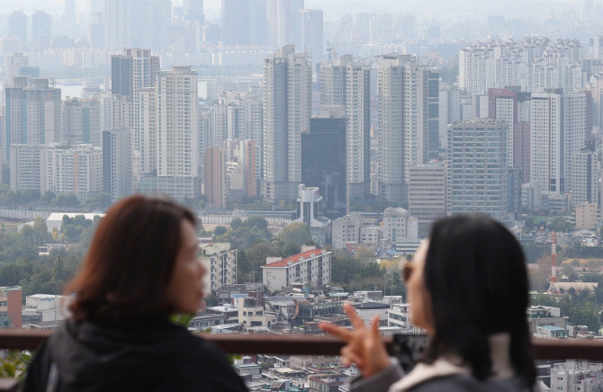 정부가 발표한 10·15 부동산 대책에 따라 지난달 22일부터 서울 전 지역과 과천, 분당 등 경기 12개 지역에서 토지거래허가제가 시행됐다. © 연합뉴스