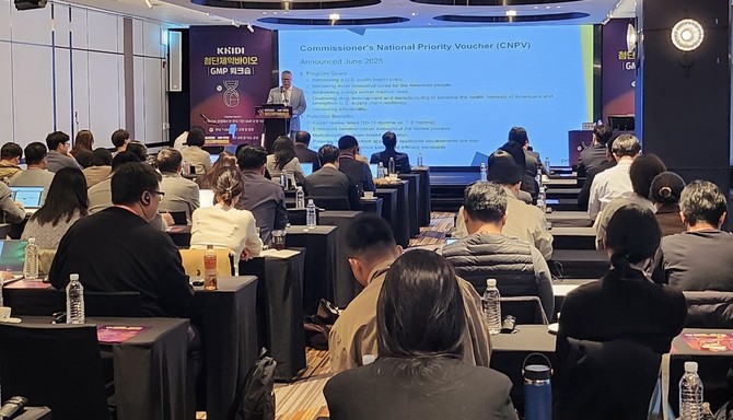 커트 브로슨(Kurt Brorson) 부사장이 기조 연설을하는 모습. ⓒ 한국보건산업진흥원