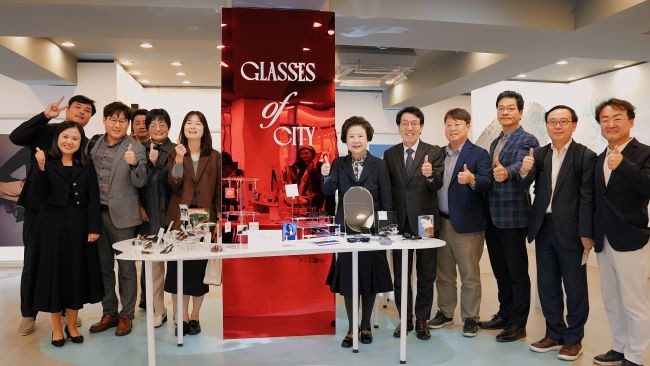 오는 9일까지 중구 동성로에서 운영되는 '글래스 오브 시티 두 번째 이야기' 팝업스토어에서 대구보건대학교 남성희 총장을 비롯한 관계자들이 기념촬영을 하고 있다. ⓒ 대구보건대학교