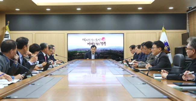주낙영 경주시장이 3일 청사 내 영상회의실에서 APEC 정상회의 성공 개최에 따른 국·소·본부장 회의를 열고 행사 성과를 점검하고 있다. ⓒ 경주시