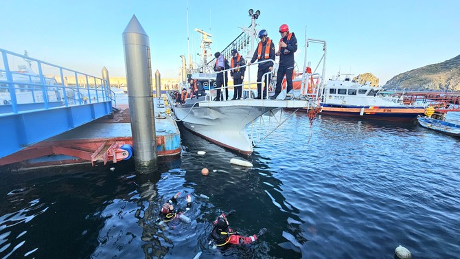 지난 1일 06시37분경 통영시 매물도 남방 0.8해리 인근 해상에서 낚시어선 A호(9.77톤, 통영선적, 승선원 10명)가 좌초돼 있는 모습. ⓒ 통영해경