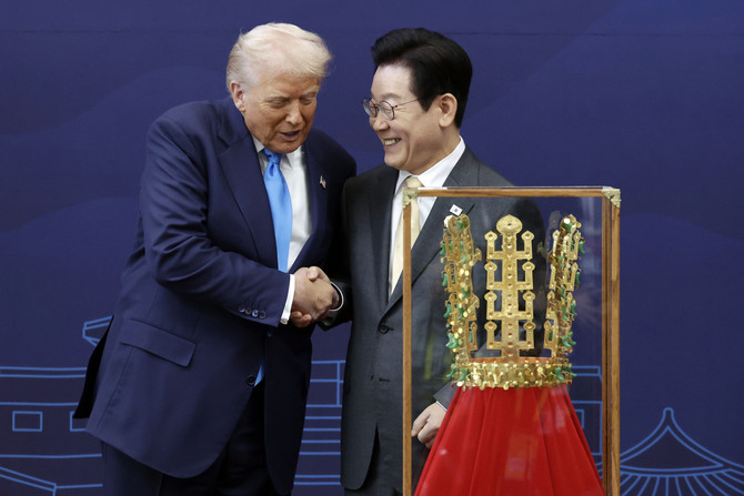 이재명 대통령이 29일 경주박물관에서 도널드 트럼프 미국 대통령에게 '천마총 금관 모형'을 선물한 뒤 악수하고 있다. ⓒ 연합뉴스