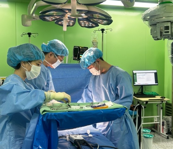 온병원 통합소화기센터 김건국 교수팀에서 진행하는 단일공 로봇수술 모습. ⓒ 프라임경제