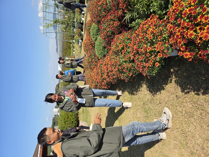 고성군이 농촌 일손 부족 해소를 위해 입국한 라오스 외국인 계절근로자 60여명에게 힐링의 시간을 선물해 근로자들이 국화꽃을 관람하고 있다. ⓒ 고성군