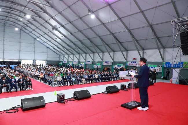 지난해 열린 2024 경북어르신생활체육대회에서 손병복 군수가 환영사를 하고 있다. ⓒ 울진군