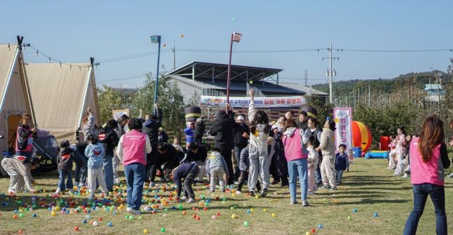 지난 1일 고경면 아이니농원에서 열린 '제4회 금쪽이와 함께하는 감성 힐링 팜크닉' 참여 가족들 모습. ⓒ 영천시