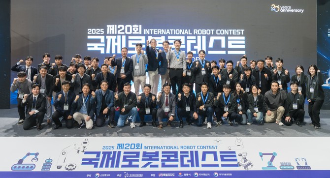 한국중부발전 로봇 챌린지 참가자들이 단체 기념촬영을 하고 있다. ⓒ 중부발전