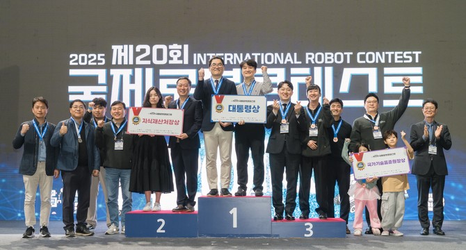 한국중부발전 로봇 챌린지 참가팀들이 시상식 후 기념촬영을 하고 있다. ⓒ 중부발전