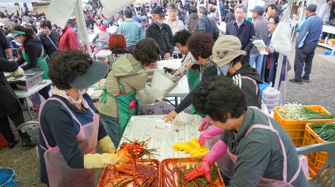 종천면 부녀회원들이 현장에서 버무린 쪽파김치르을 담고 있다. ⓒ 서천군
