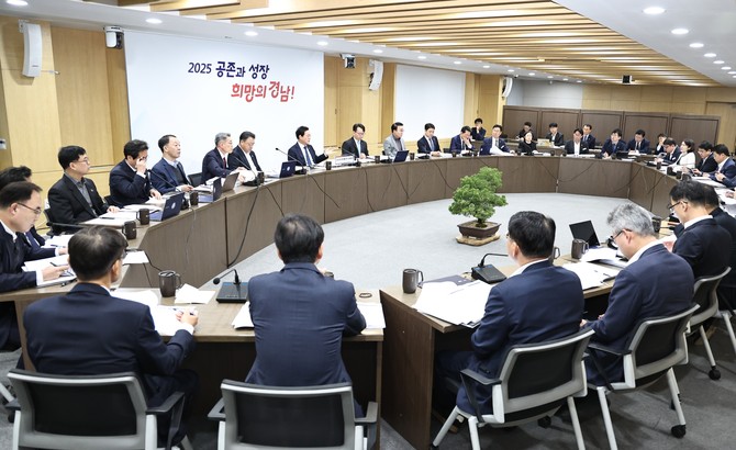 박완수 경남도지사가 확대간부회의에서 2040 남해안 세계엑스포 유치를 강조하고 있다. ⓒ 프라임경제