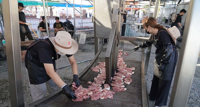 2025 홍성글로벌바비큐페스티벌축제장에서 고기를 굽고 있다. ⓒ 홍성군