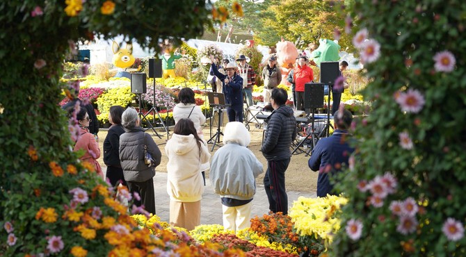 이용록 군수가 유기농 페스타와 홍성사랑국화축제장에서 축제 분위기를 뛰우고 있다. ⓒ 홍성군
