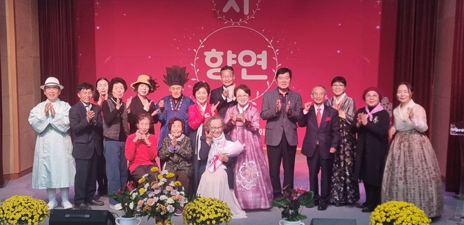 지난달 30일 청양읍 복지타운 대강당에서 '감미로운 시의 향연'을 주제로 시낭송회를 개최 후 단체 기념촬영을 하고 있다. ⓒ 청양군