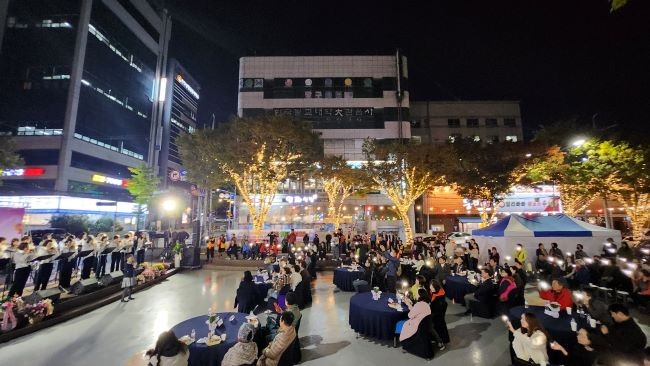 지난 31일 송정맛길 낭만 버스킹 공연장(광평천 제3공영주차장)에서 실시한 우수봉사자를 위한 낭만 힐링 콘서트 모습. ⓒ 구미시