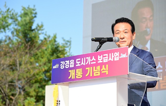 지난달 31일 강경근린공원에서 '강경읍 도시가스 보급사업 개통 기념식'에서 백성현 시장이 기념사를 하고 있다. ⓒ 논산시