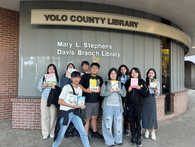 지난 10월24일부터 11월2일까지 8박 10일간 미국 데이비스시 학생교류 프로그램(홈스테이)에 참여하는 학생들이 각 가정의 유휴도서를 모아 데이비스 공립도서관(YOLO COUNTY LIBRARY)에 전달하는 형태로 진행된다. ⓒ 상주시