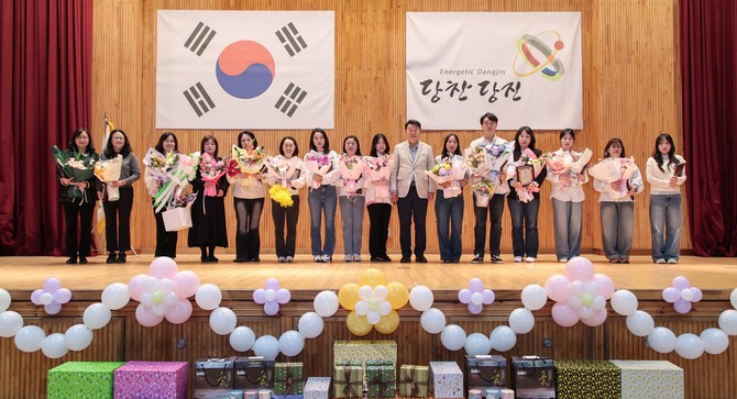 지난 31일 신평문화스포츠센터 다목적체육관에서 '제24회 당진시 어린이집 보육교직원 한마음대회'를 성황리에 개최 후 단체 기념촬영을 하고 있다. ⓒ 당진시