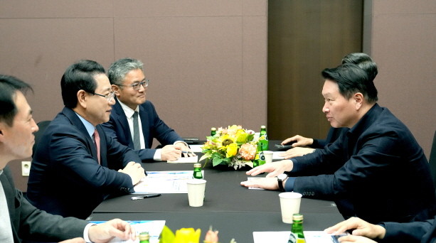 김영록 전라남도지사가 3일 서울 코엑스 오픈미팅룸에서 최태원 SK그룹 회장과 면담을 갖고 오픈AI AI데이터센터 등과 관련해 투자협의를 하고 있다. ⓒ 전남도