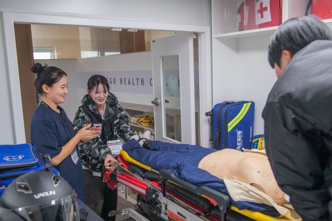 지난10월31일 대학 내에서 진행된 DHC 응급시뮬레이션 2차 프로그램을 통해 대구보건대학교 재학생들이 응급 상황에 대비한 각 학과 전공의 역할을 체험하고 있다. ⓒ 대구보건대학교