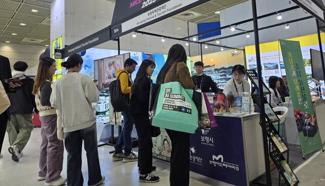 지난 3일 서울 코엑스에서 열린 국내 최대 규모의 마이스(MICE) 산업 전문 전시회 코리아 마이스 엑스포 2025'에 참가해 홍보하고 있다. ⓒ 보령시