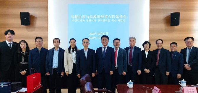 창원시 박진열 단장이 중국 안휘성 마안산시의 초청을 받아 '이백 시가절' 행사에 참석해 서로의 문화를 이해하고 경제 협력의 새 장을 여는 계기를 마련하고 궈쥔펑(郭俊峰) 마안산시 인민정부 부비서장을 비롯한 관계자들과 기념촬영을 하고 있다. ⓒ 창원시