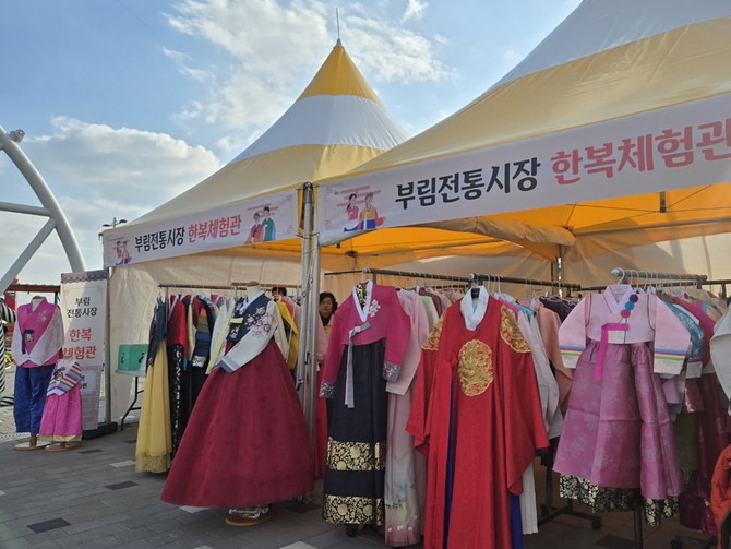 창원시가 마산가고파 국화축제 합포수변공원 축제장에서 부림시장 한복체험부스를 운영해 한복을 홍보하고 있다. ⓒ 창원시