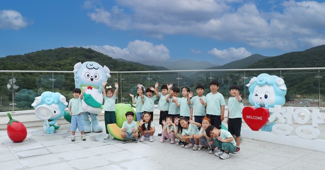 칠갑타워 개장 전 시범 방문한 청양어린이집 어린이들이 단체 기념촬영을 하고 있다. ⓒ 청양군