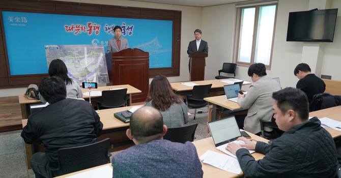 홍성군이 친환경 장례문화 확산을 위한 공설 자연장지 조성사업을 본격 착수한다고 한규현 소장이 밝히고 있다. ⓒ 홍성군